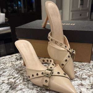 Beige Leather Heels with Buckle by Bonito